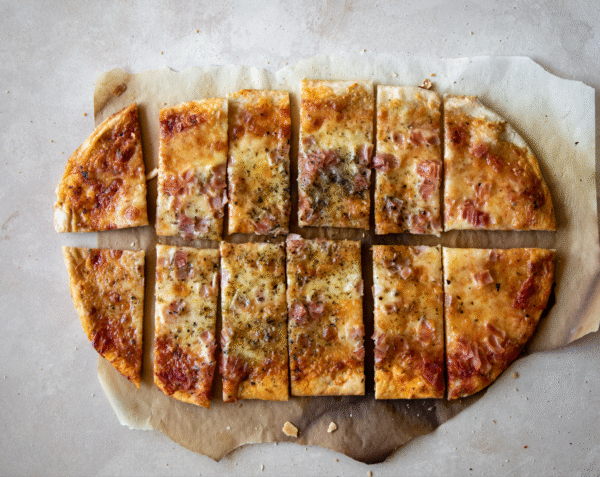 Pizza de jamon y muzzarella a la parrilla